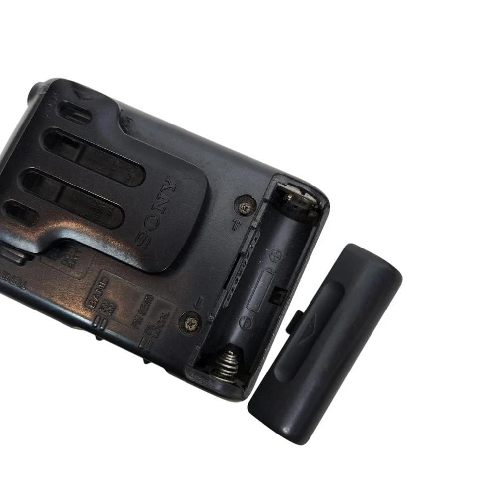 Vintage Sony SRF-39 FM/AM Walkman Pocket Radio Black Earphones Belt Clip WORKS
